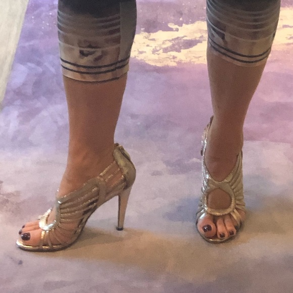 Vince Camuto gold sz 6, 4” heel leather upper - Picture 6 of 7